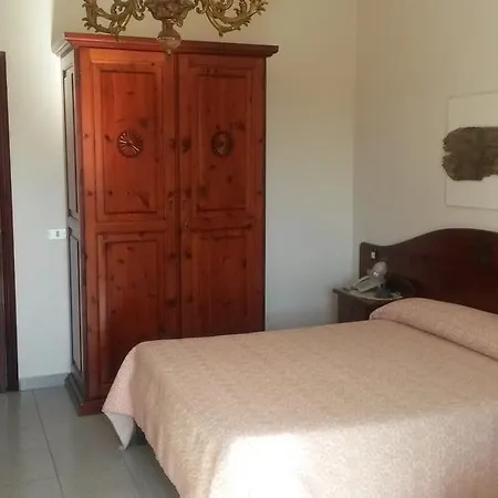 Hotel S'ortale, Possibilita Di Parcheggio Interno E Ristorante All'aperto Orosei